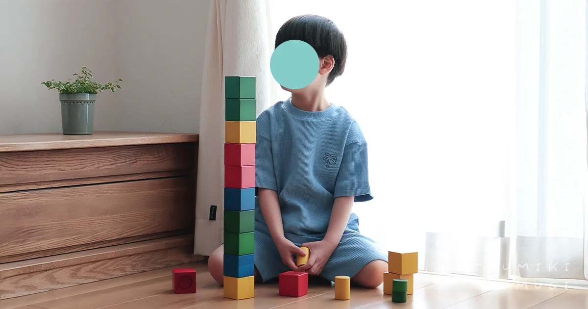 3歳で積み木を積んでいる様子
